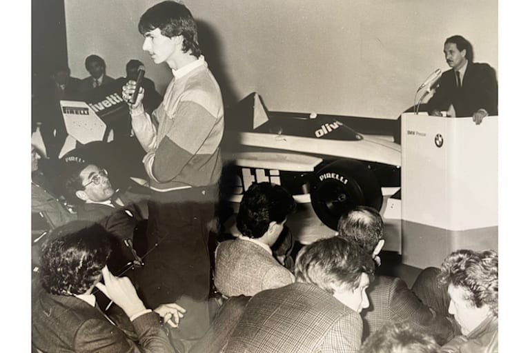 Der Chronist am Rednerpult, Neu-BMW Junior Markus Oestreich gibt das erste Pressestatement seiner noch jungen Karriere ab, rechts unten Paris-Dakar-Sieger Gaston Rahier plaudend mit seinem belgischen Landsmann Thierry Boutsen