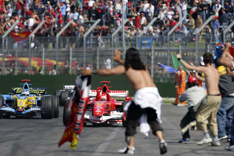 Die Fans feiern ihren Schumi in Imola 2004