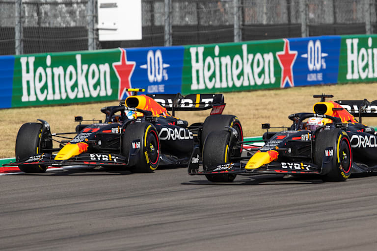 Am Wagen von Pérez (links) fehlt eine Frontflügel-Endplatte