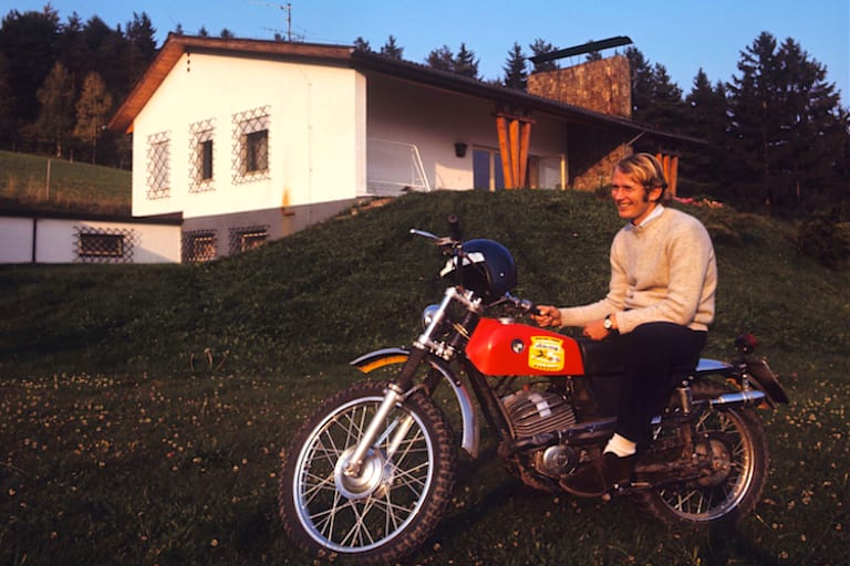Der Doktor 1970 mit seiner Puch-Cross-Maschine vor seinem Wochenend-Haus in St. Radegund 