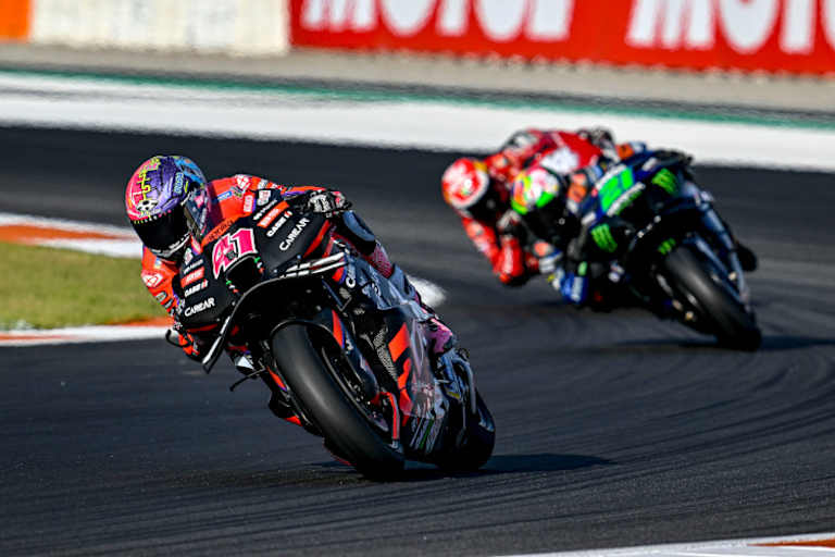 Jubel bei Aprilia nach P3 von Viñales (Albesiano ganz rechts)