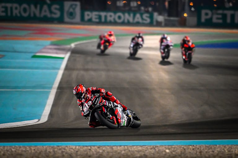 Auch während des Q2 schaute MotoGP-Arzt Dr. Charte nach Aleix Espargaró