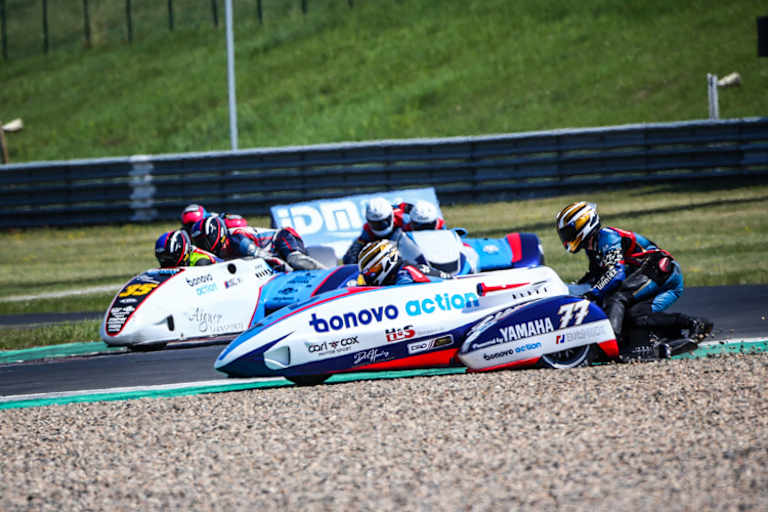 Unplanmäßiges Bonovo-Meeting: 35 Sattler/Schmidt und vorne im Kies Reeves/Wilkes