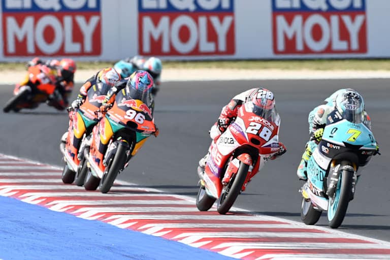 Dennis Foggia vor Izan Guevara, Dani Holgado und Jaume Masia