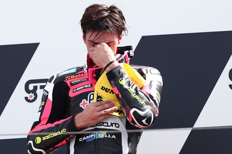 Auf dem Podium überwältigten ihn die Tränen