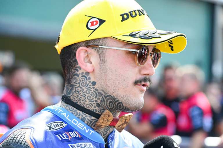 Canet mit Holz-Fliege im Parc Fermé