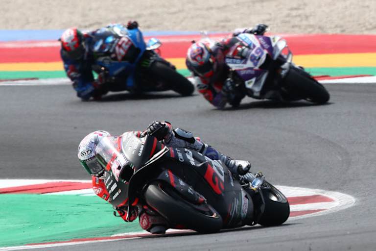 Aleix Espargaró vor Martin und Rins