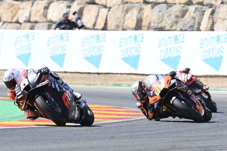 Aleix Espargaró im Infight mit Brad Binder (KTM)