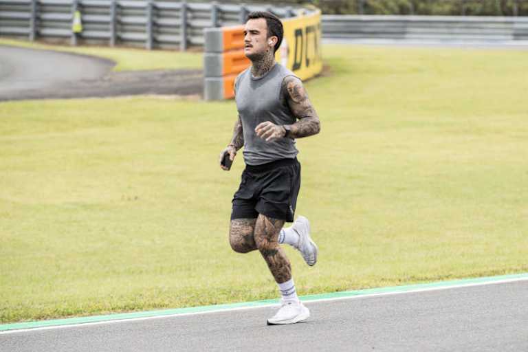 Auch Canets Beine gehören zum Gesamtkunstwerk