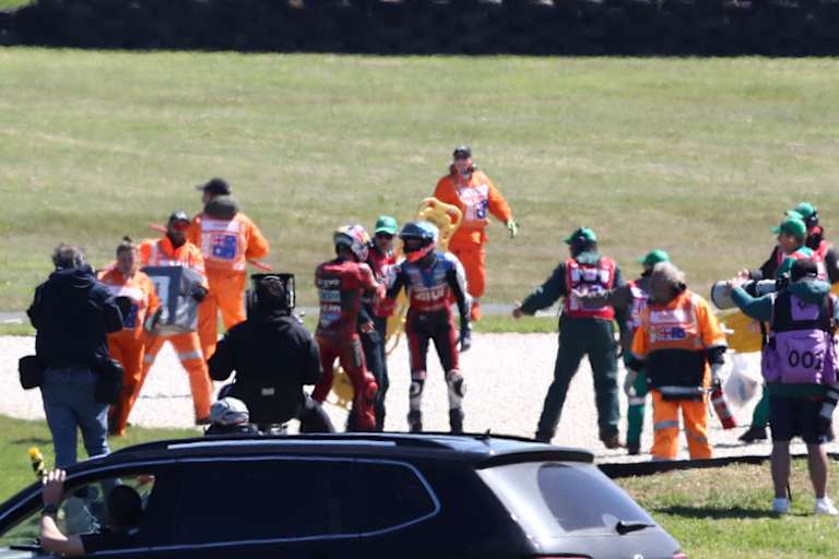 Kurz nach dem Sturz: Miller und Alex Márquez