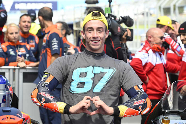 Pedro Acosta trägt ein Gardner-Shirt nach Platz 2 auf Phillip Island