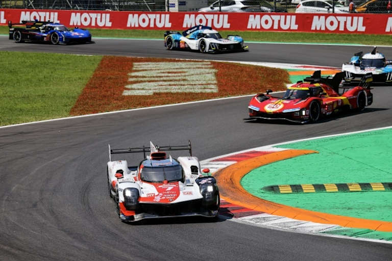 Toyota GR010 Hybrid vor Ferrari 499P