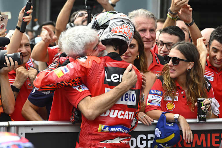 Die Ducati-Bosse: Bagnaia umarmt Dall'Igna, links ist Tardozzi, rechts Ciabatti im Bild