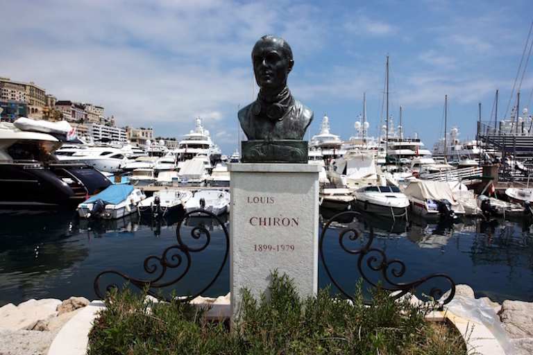An den grossen monegassischen Rennfahrer Chiron erinnert eine Büse am Hafenbecken