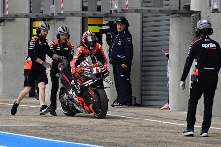 Pechvogel Maverick Viñales musste seine Aprilia schieben