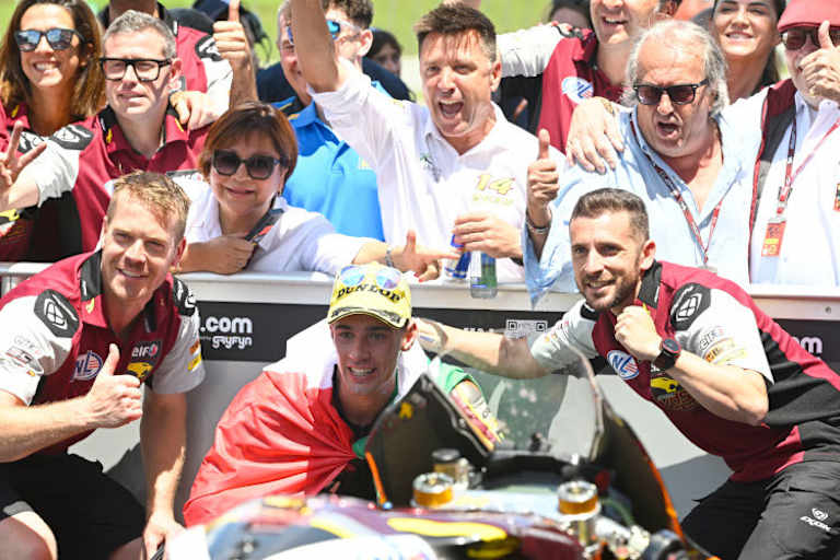 Carlo Pernat jubelt rechts mit Marc van der Straaten