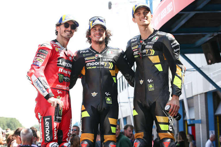 Nach dem Qualifying strahlte Luca Marini (rechts) noch neben Bezzecchi und Bagnaia