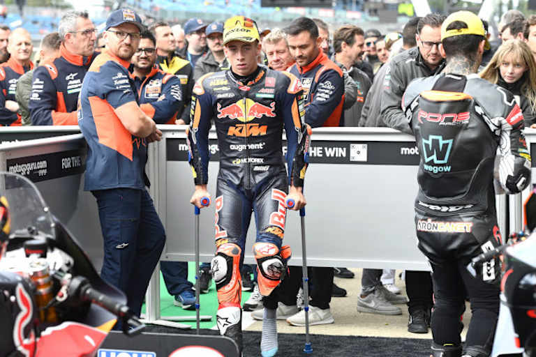 Den Stiefel am angeschlagenen linken Fuß nahm Acosta direkt nach dem Rennen ab