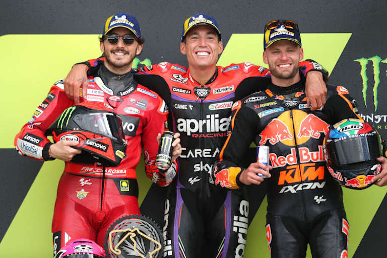 In Silverstone triumphierte zuletzt Aleix Espargaró (Aprilia) vor WM-Leader Pecco Bagnaia und Brad Binder (KTM)