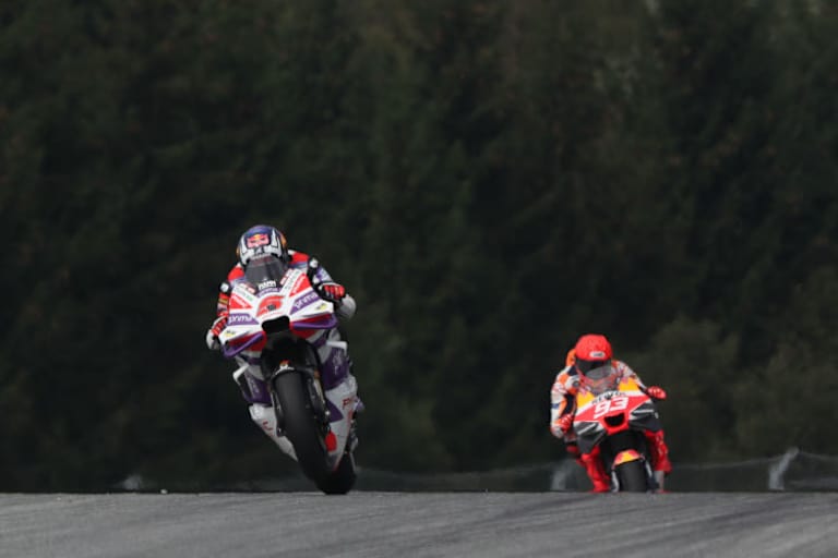 Johann Zarco vor Repsol-Honda-Star Marc Márquez