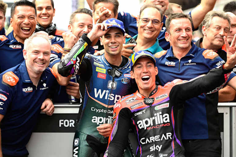 Freude im Aprilia-Lager: Dank Oliveira und Aleix Espargaró stehen zwei RS-GP in Reihe 1