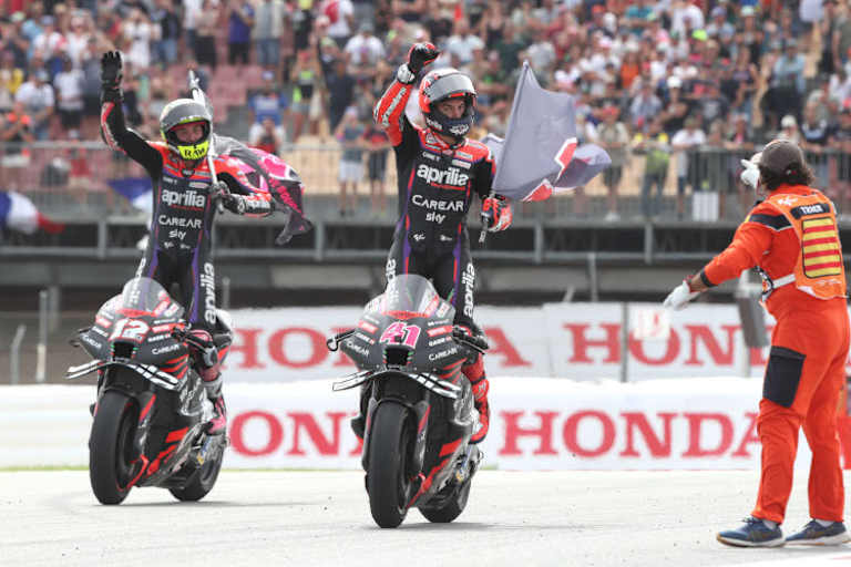 Aleix Espargaró und Maverick Viñales tauschten zur Feier des Tages ihre Bikes auf der Auslaufrunde