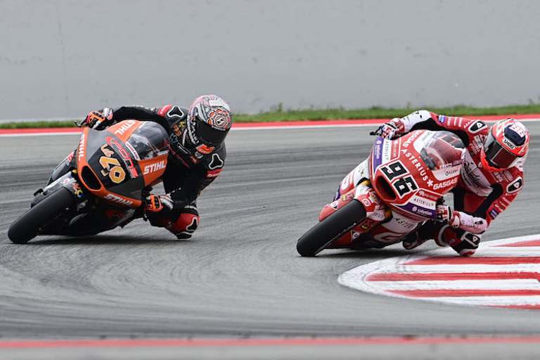 Jake Dixon und Aron Canet im Kampf um den Rennsieg in Montmeló