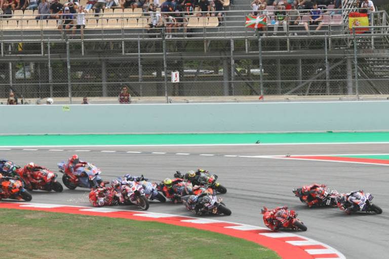Enea Bastianini löste in der Startkurve des Catalunya-GP einen Massencrash aus
