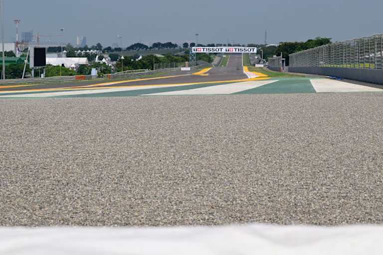 Kurve 4 (gegen die Fahrtrichtung fotografiert) folgt auf die lange Gegengerade