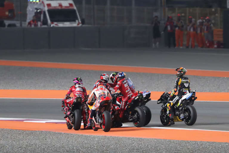 Emotionale Szenen auf der Auslaufrunde: Die MotoGP-Kollegen gratulieren «Diggia»