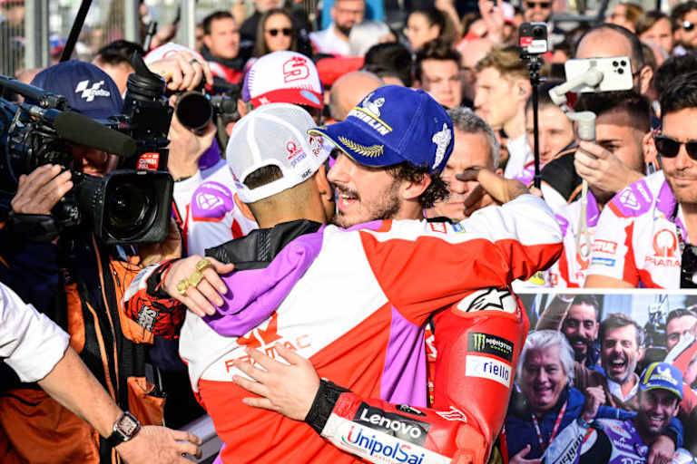 Noch im Parc Fermé zählte Martin in Valencia zu Bagnaias ersten Gratulanten