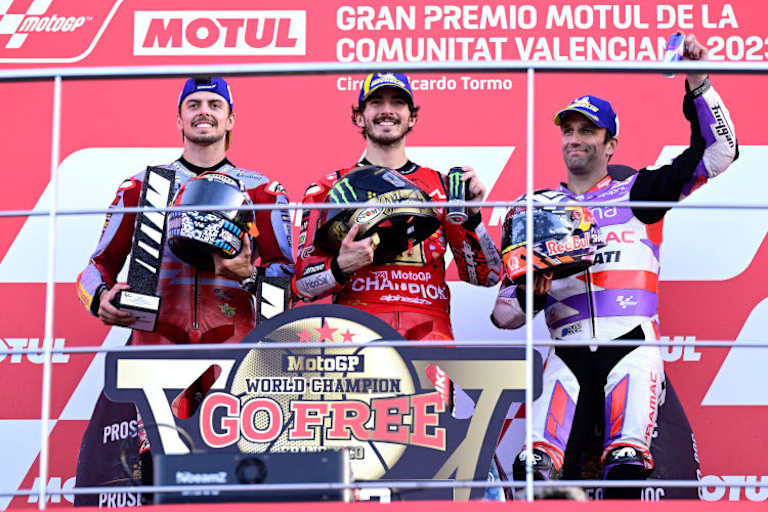 Siegerehrung beim Valencia-GP: Fabio Di Giannantonio neben Pecco Bagnaia und Johann Zarco