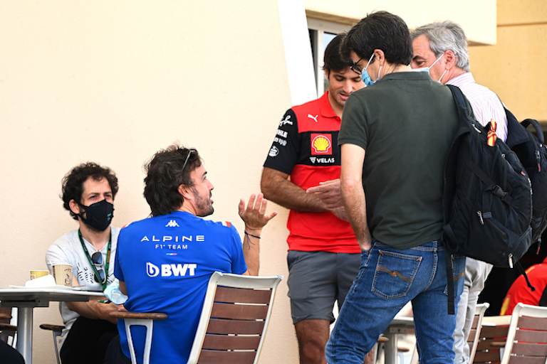 Fernando Alonso (blaues Shirt), Carlos Sainz junior (rotes Shirt) und dessen Vater (rechts, leicht verdeckt)