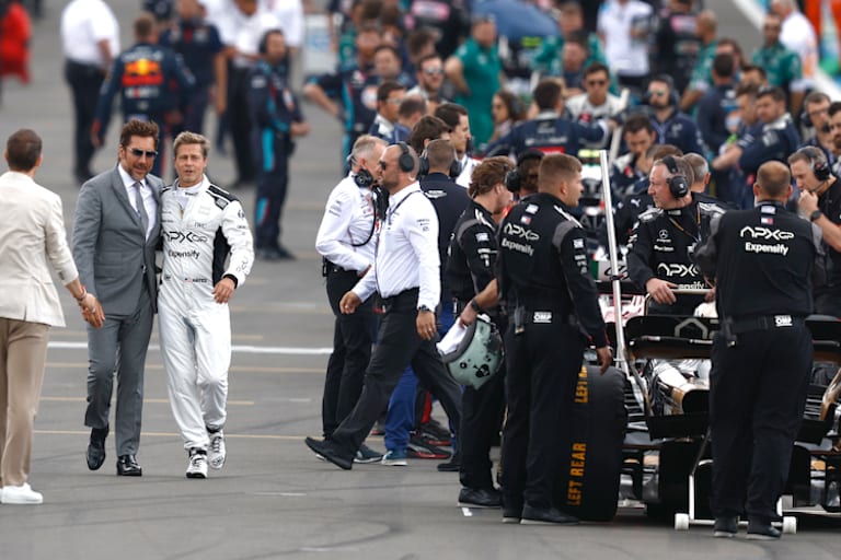 Javier Bardem als Teambesitzer von APX GP mit Brad Pitt