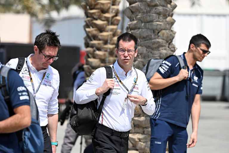 Mike Elliott (Mitte)