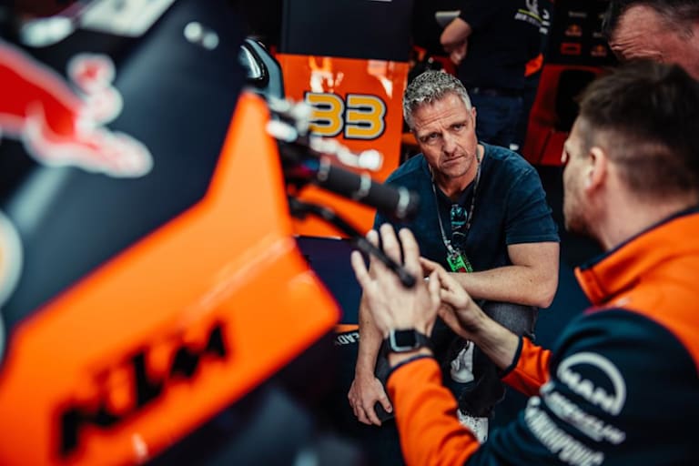 Ralf Schumacher macht sich mit der Technik vertraut