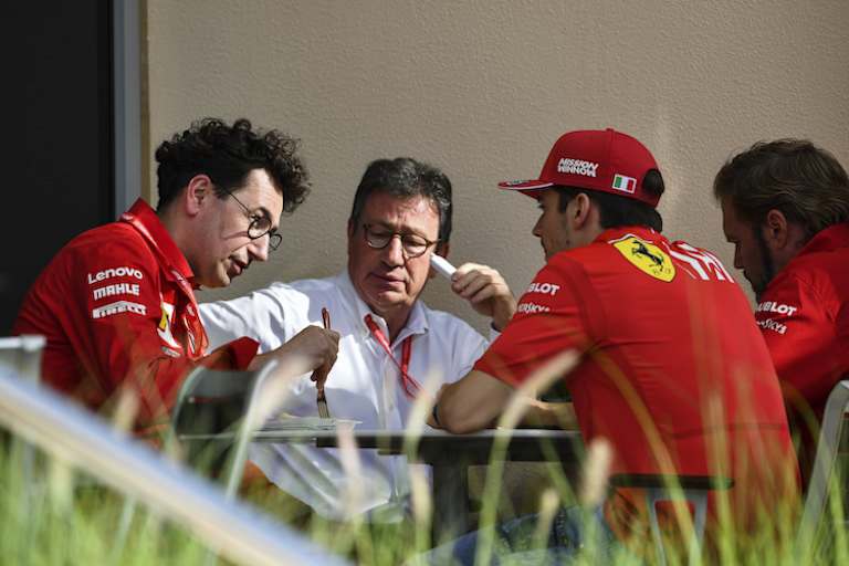 Mattia Binotto, Louis Camilleri und Charles Leclerc 2019 in Bahrain