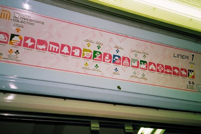 So sind die Stationen in der U-Bahn angeschrieben