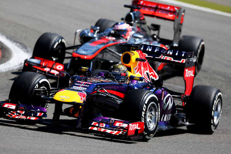 Vettel im Auto von Red Bull Racing 2013 gegen Jenson Button im McLaren