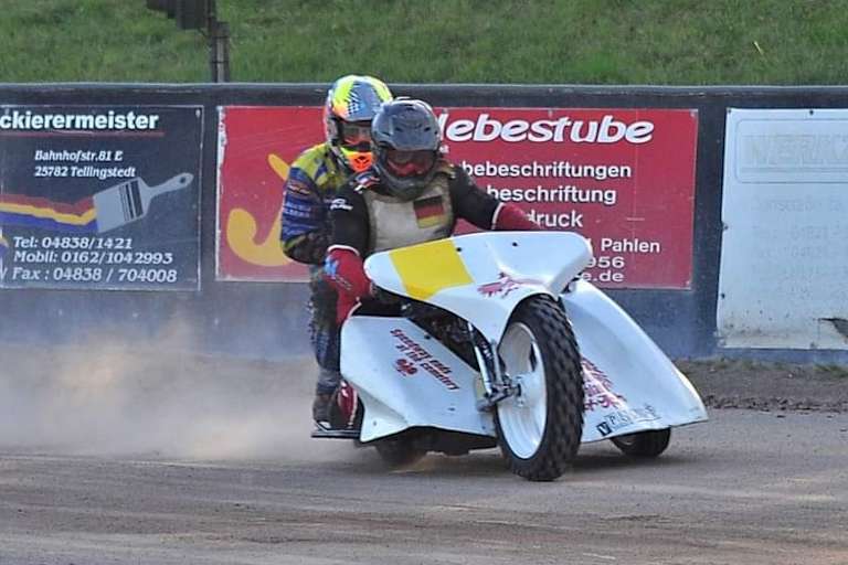 Auf der Geraden sitzt der Beifahrer hinter dem Piloten