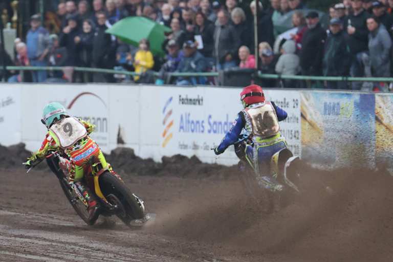 Zweikampf zwischen Romano Hummel (links) und Chris Harris (rechts)