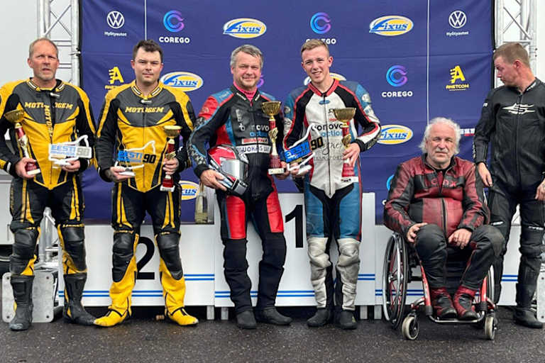 Podest auf dem Alastaro Circuit in Finnland mit Päivärinta/Schmidt (Mitte)