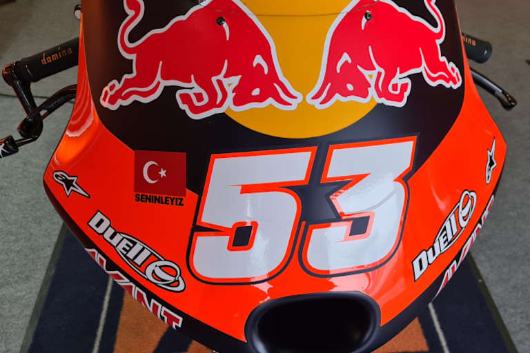 Eine Botschaft für die Erdbebenopfer an der KTM von Deniz Öncü #53