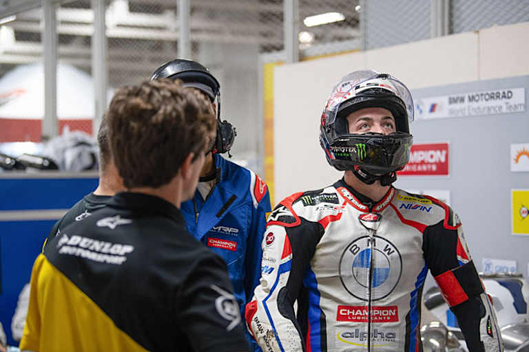 Jérémy Guarnoni sieht wie sein teamkollege ausrollt