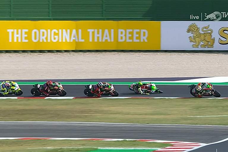 Die entscheidende Szene: Eric Granado stürzt hinter Dominique Aegerter