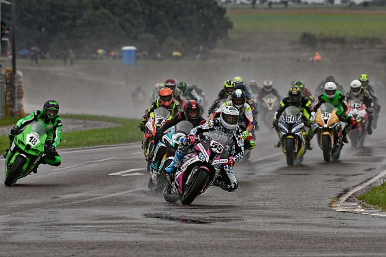 Nach dem Start zu Lauf 2 lag David Datzer noch in Führung, kurz darauf stürzte er spektakulär