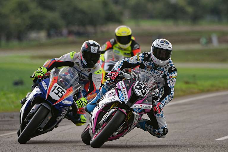 Im ersten Rennen konnte Grams das Tempo von Datzer (55) und Lonbois (155) mitgehen