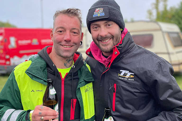 Gregor Morf (li.) genießt ein Kaltgetränk mit IRRC Superbike-Kollegen David Datzer