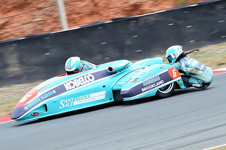 Ellis lässt den Zopf seiner Beifahrerin fliegen