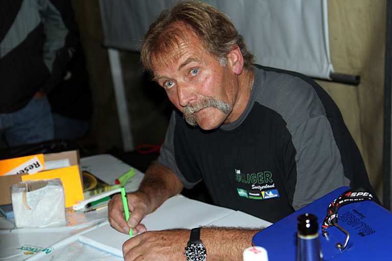 Hämpu Bolliger signiert seine Biografie stilgerecht mit grünem Stift